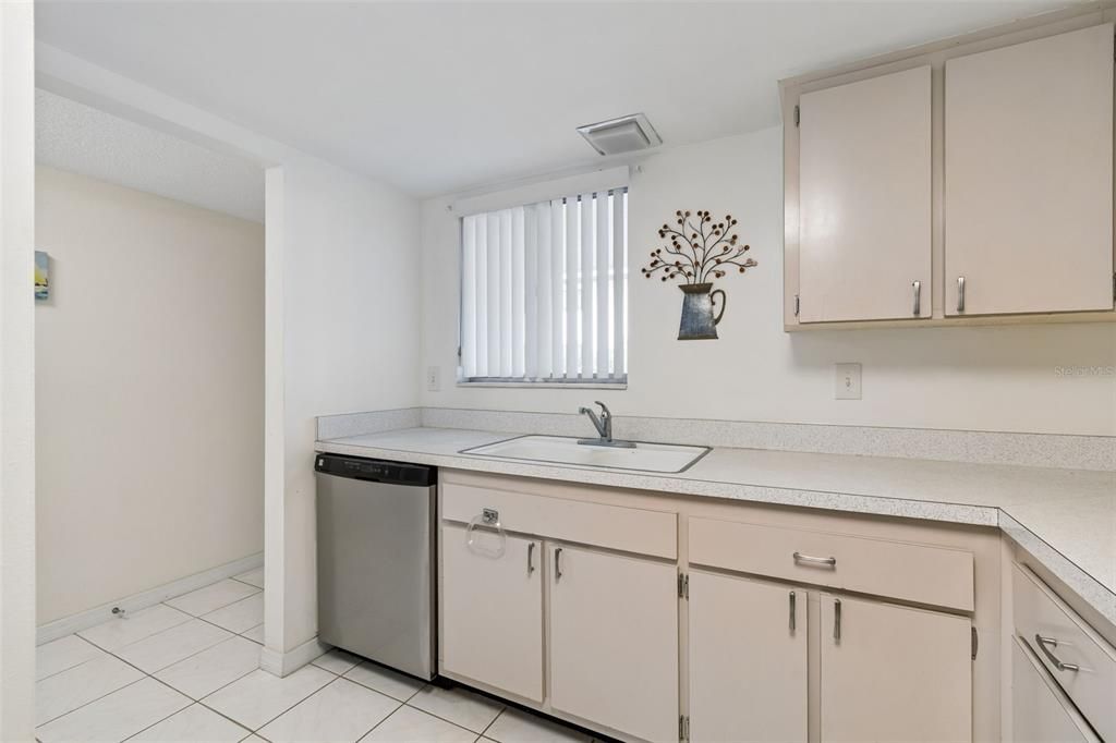 For Sale: $235,000 (2 beds, 1 baths, 948 Square Feet)