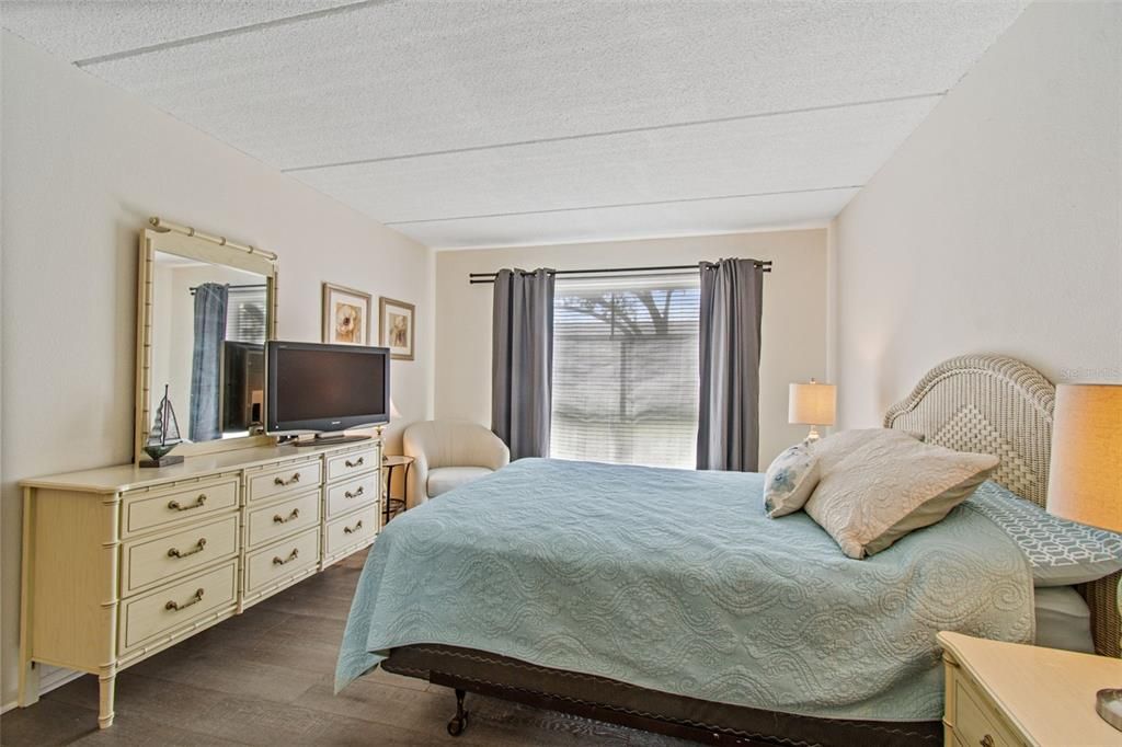 For Sale: $235,000 (2 beds, 1 baths, 948 Square Feet)