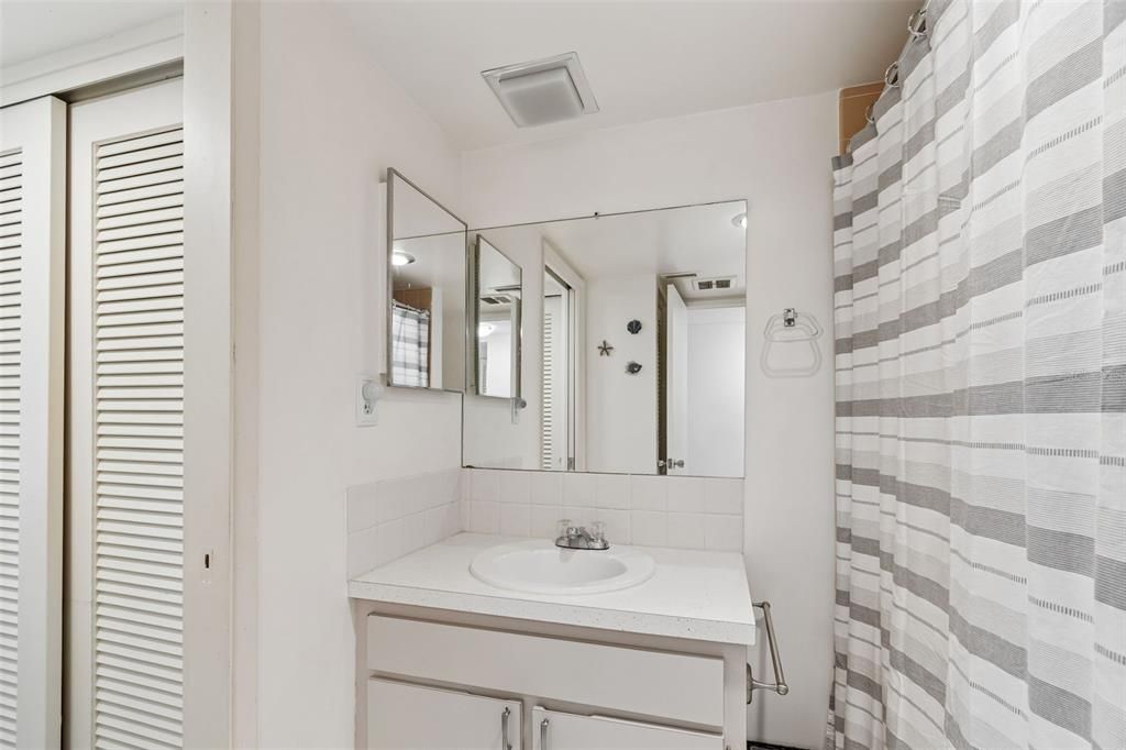For Sale: $235,000 (2 beds, 1 baths, 948 Square Feet)
