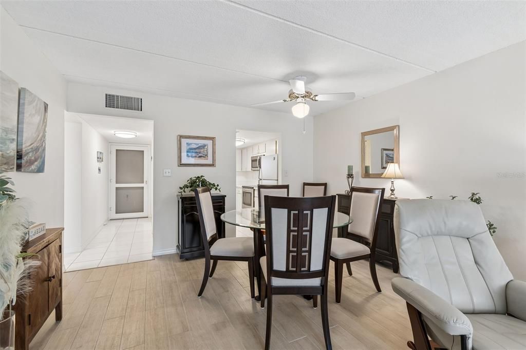 For Sale: $235,000 (2 beds, 1 baths, 948 Square Feet)
