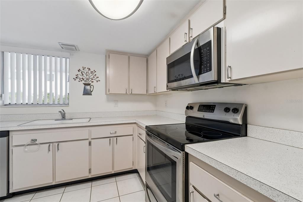 For Sale: $235,000 (2 beds, 1 baths, 948 Square Feet)