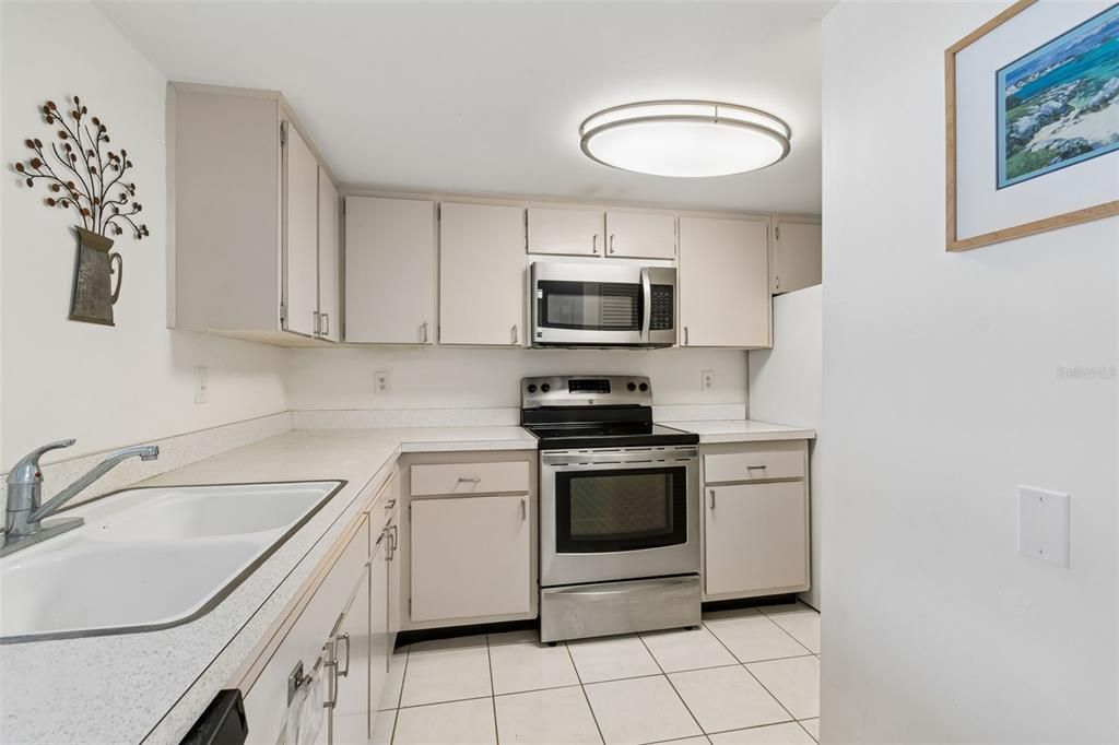 For Sale: $235,000 (2 beds, 1 baths, 948 Square Feet)