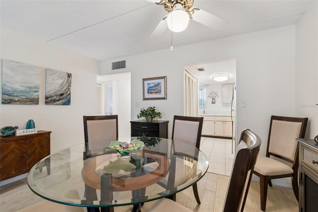 For Sale: $235,000 (2 beds, 1 baths, 948 Square Feet)