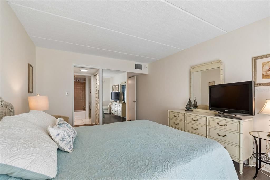 For Sale: $235,000 (2 beds, 1 baths, 948 Square Feet)