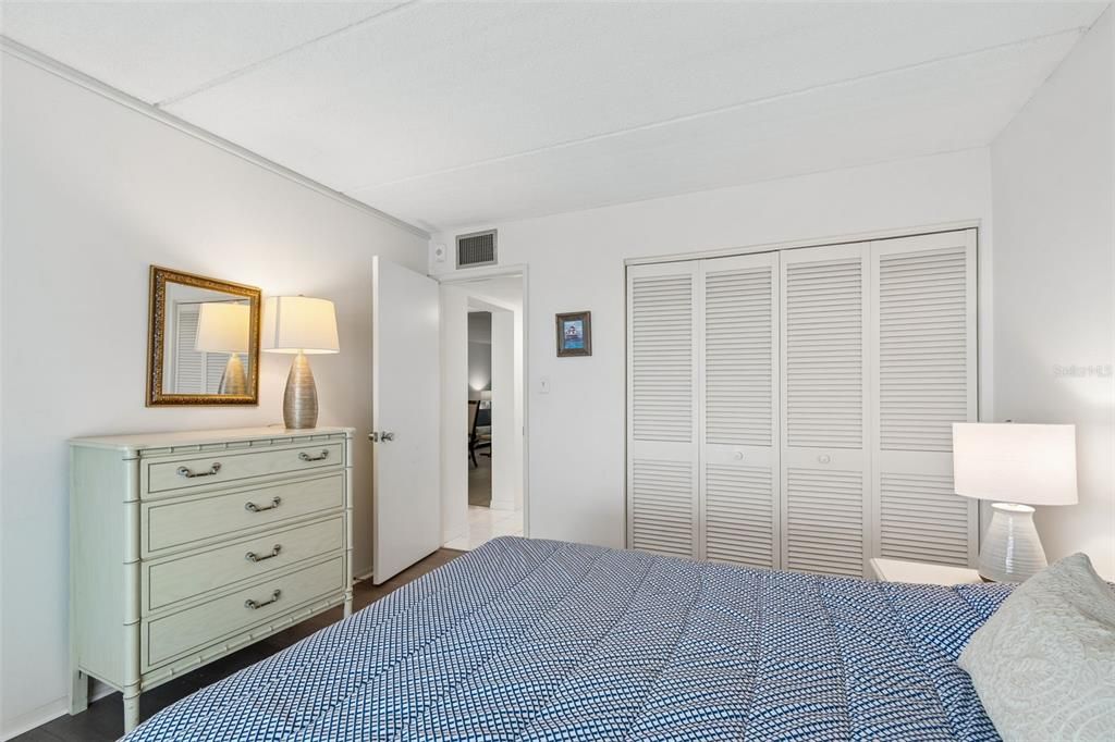 For Sale: $235,000 (2 beds, 1 baths, 948 Square Feet)