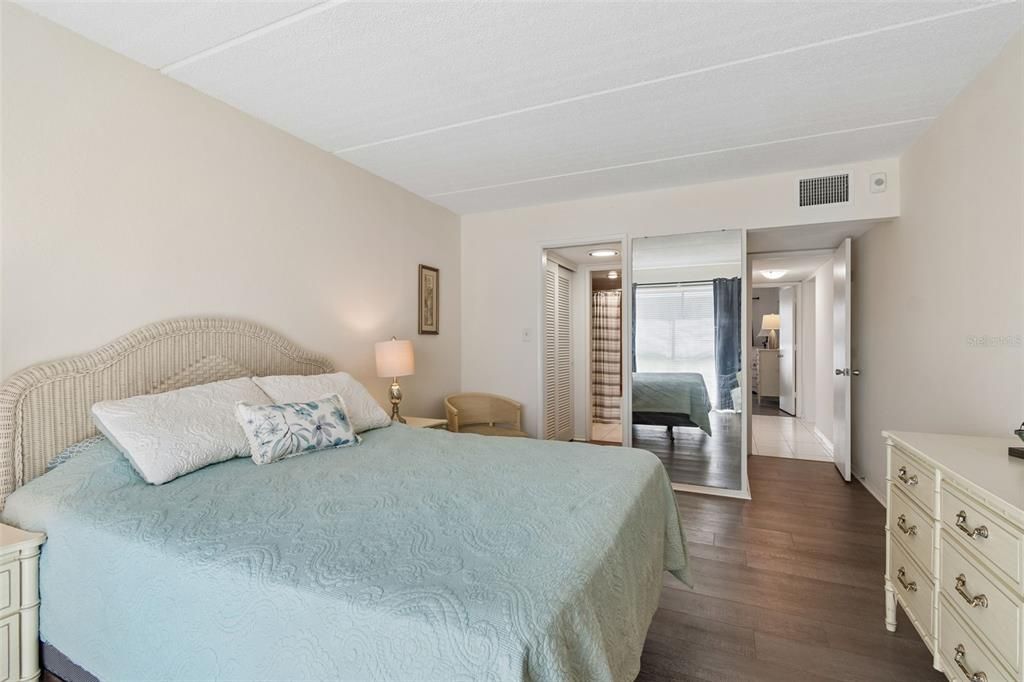 For Sale: $235,000 (2 beds, 1 baths, 948 Square Feet)