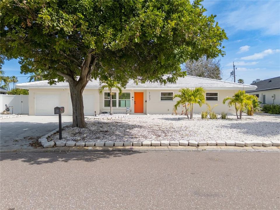 For Sale: $808,800 (3 beds, 2 baths, 1734 Square Feet)