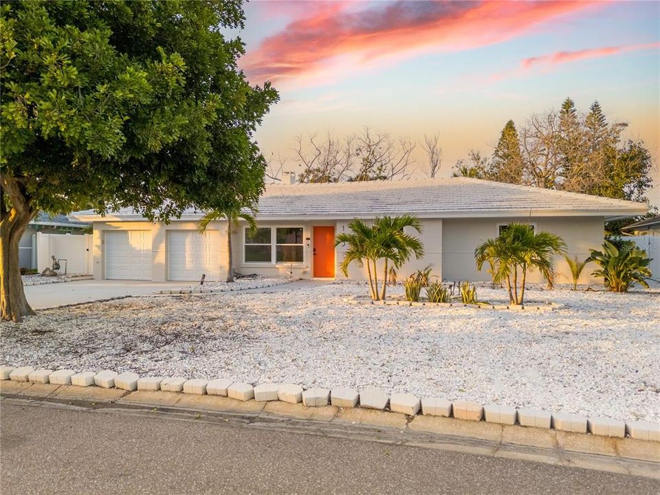 For Sale: $808,800 (3 beds, 2 baths, 1734 Square Feet)
