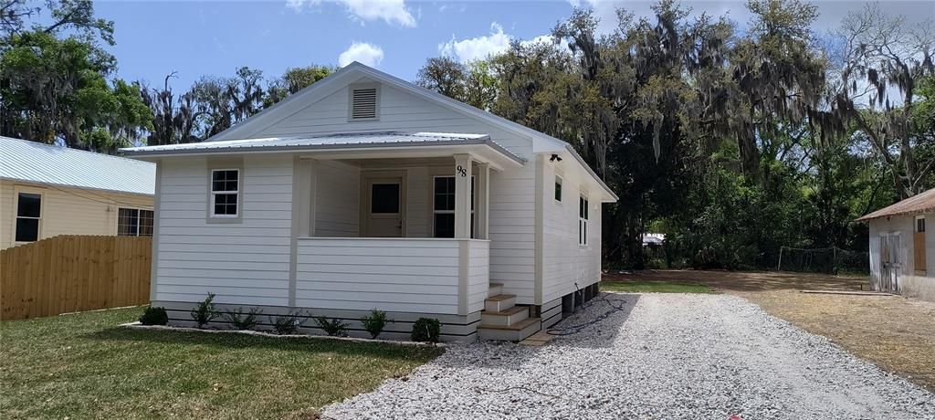 For Sale: $345,000 (3 beds, 2 baths, 1138 Square Feet)