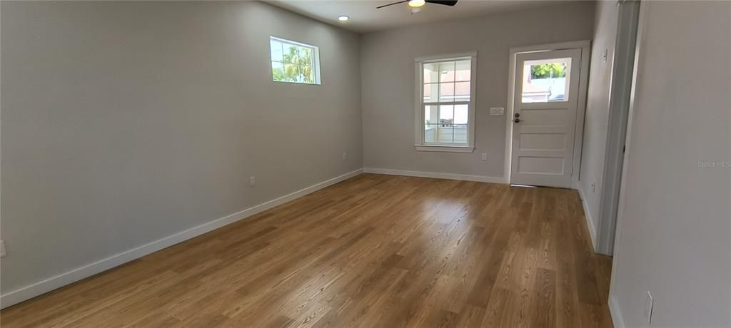 For Sale: $345,000 (3 beds, 2 baths, 1138 Square Feet)