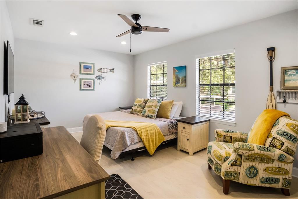 Active With Contract: $279,900 (2 beds, 2 baths, 1250 Square Feet)