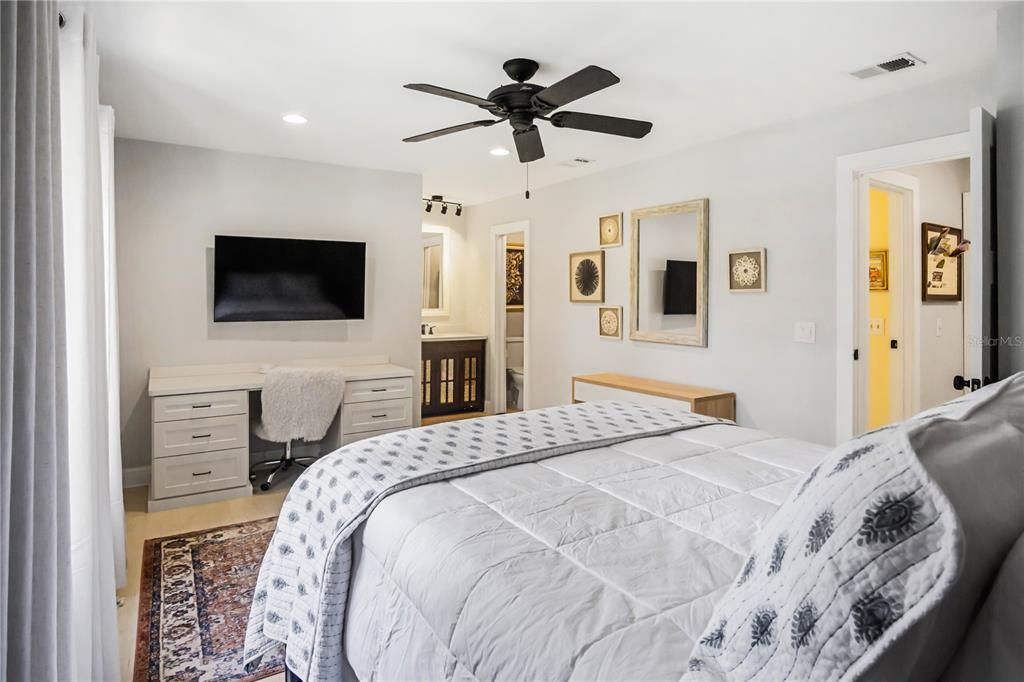 Active With Contract: $279,900 (2 beds, 2 baths, 1250 Square Feet)