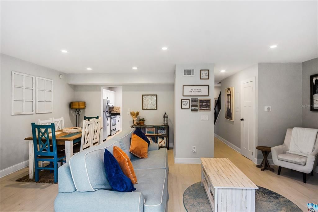 Active With Contract: $279,900 (2 beds, 2 baths, 1250 Square Feet)