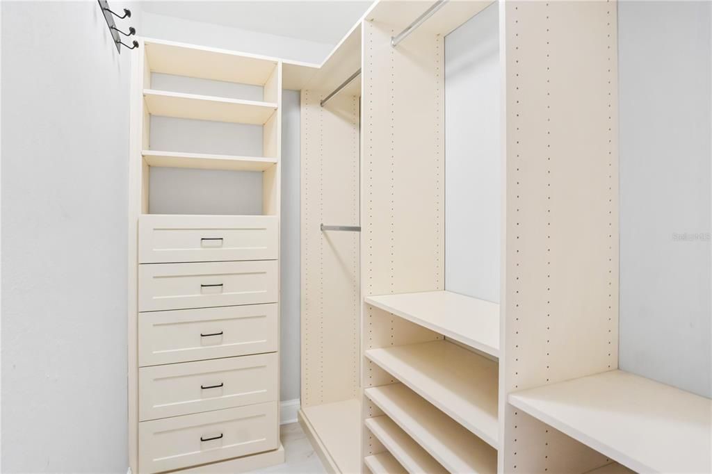 Active With Contract: $279,900 (2 beds, 2 baths, 1250 Square Feet)