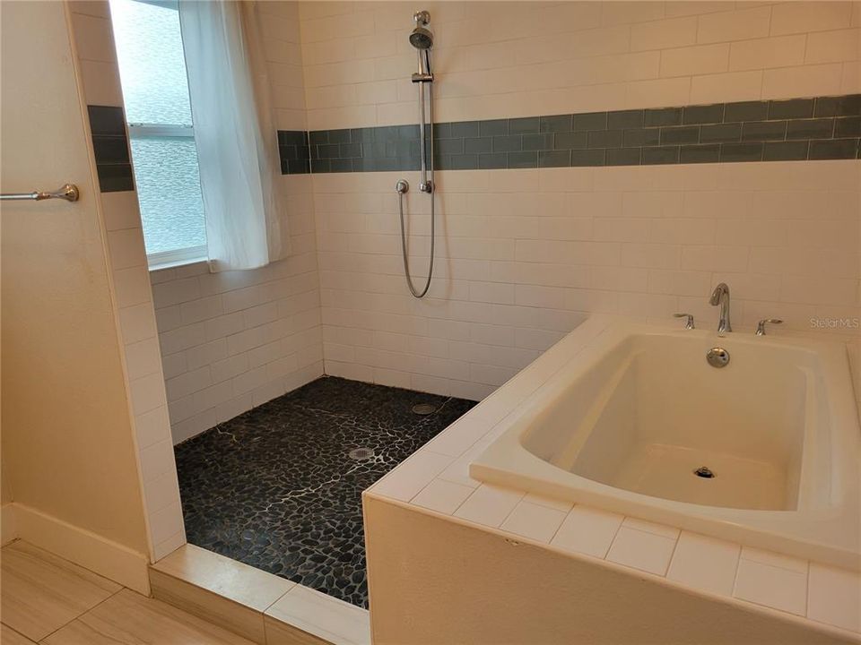 En Renta: $2,850 (3 camas, 2 baños, 1945 Pies cuadrados)