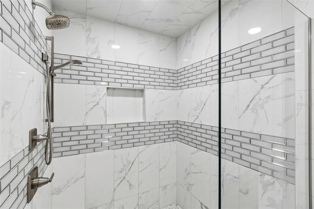 En Venta: $1,200,000 (4 camas, 2 baños, 2429 Pies cuadrados)