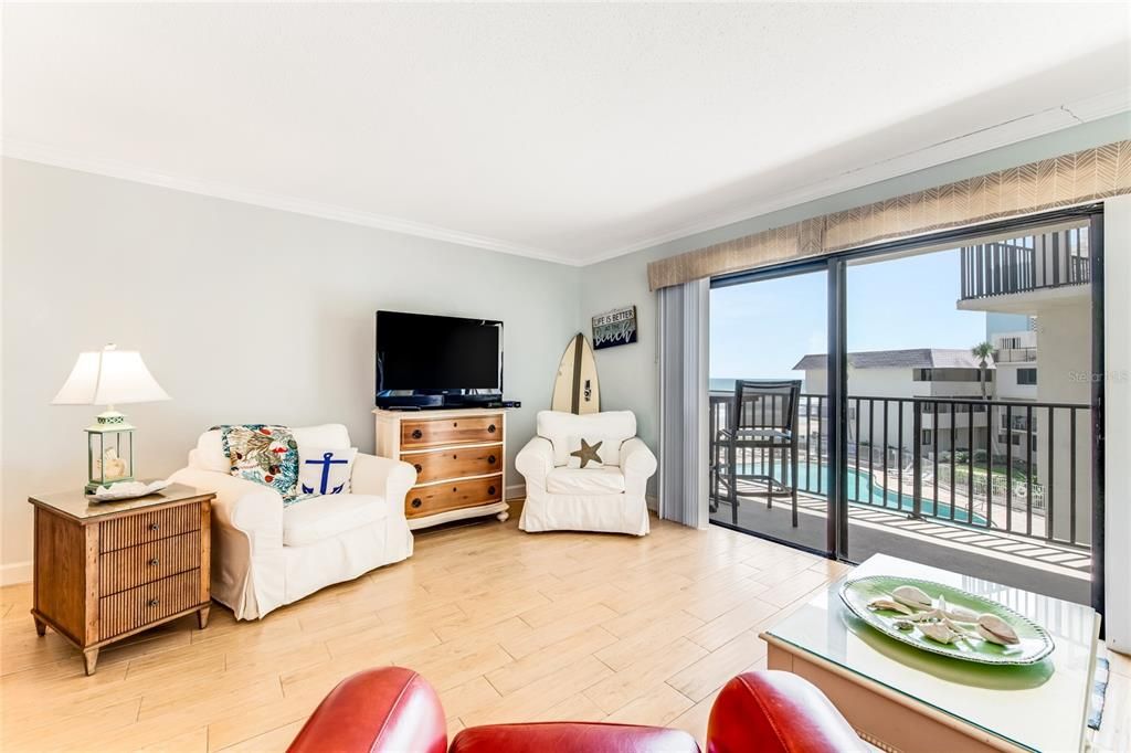 For Sale: $274,900 (1 beds, 1 baths, 935 Square Feet)