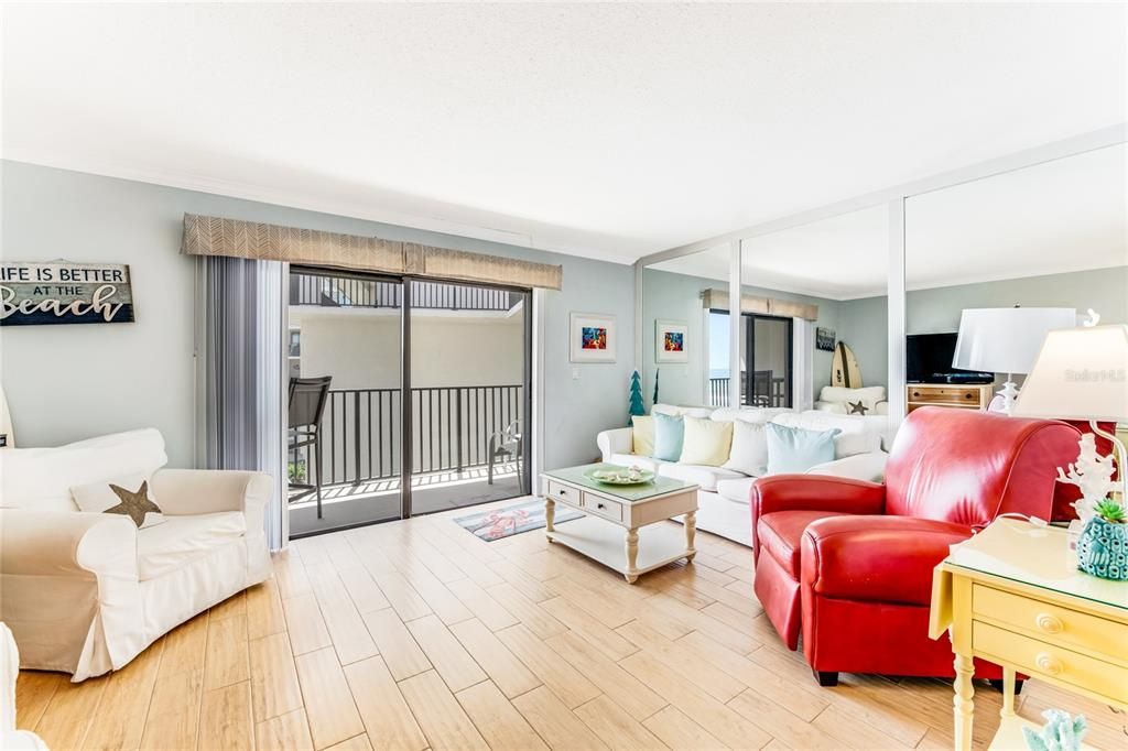 For Sale: $274,900 (1 beds, 1 baths, 935 Square Feet)