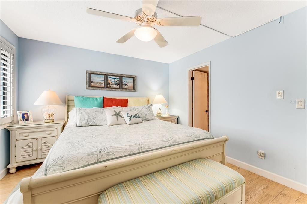 For Sale: $274,900 (1 beds, 1 baths, 935 Square Feet)