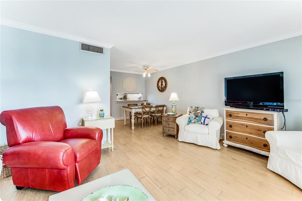 For Sale: $274,900 (1 beds, 1 baths, 935 Square Feet)