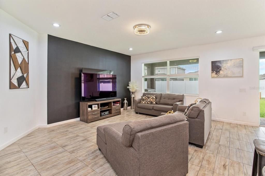 En Venta: $445,000 (4 camas, 2 baños, 2485 Pies cuadrados)