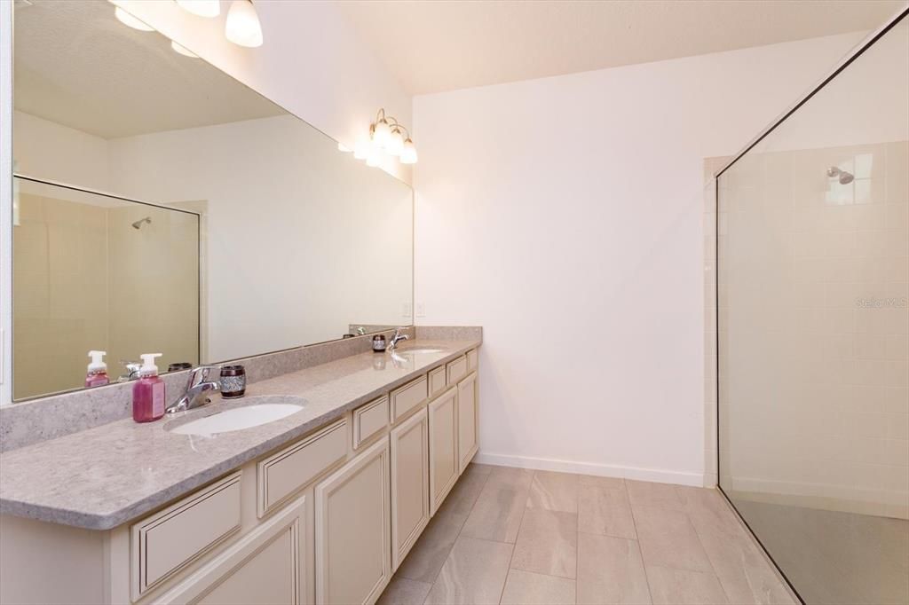 En Venta: $445,000 (4 camas, 2 baños, 2485 Pies cuadrados)