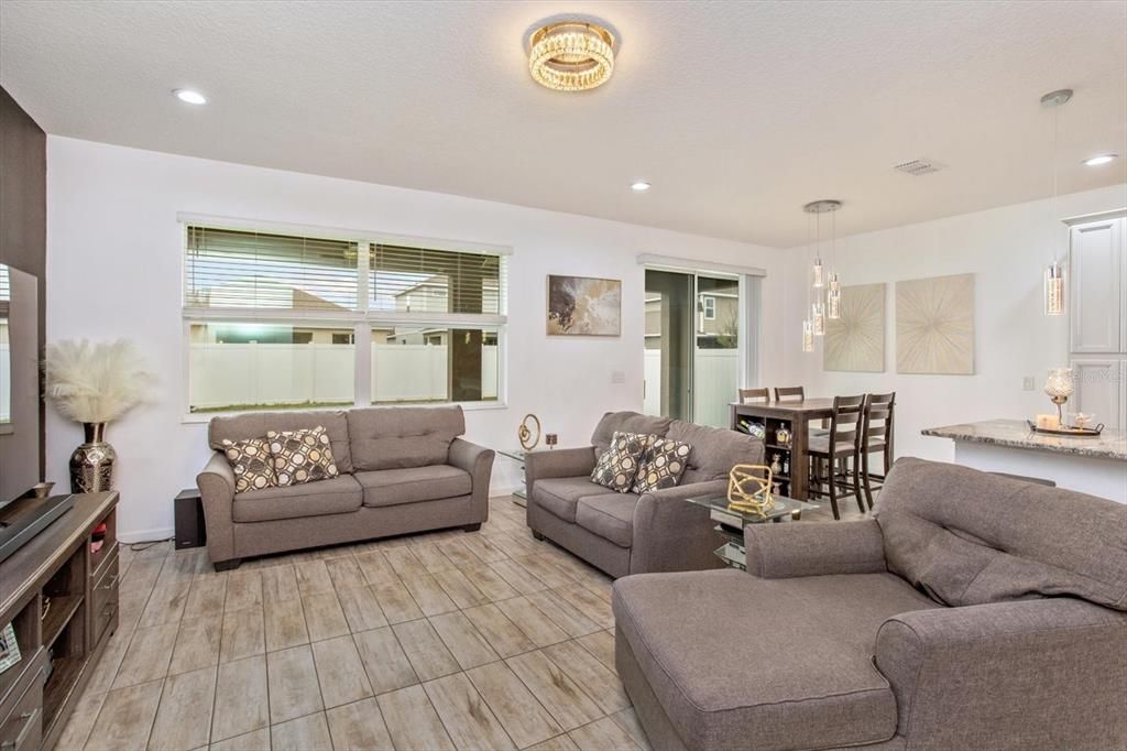 En Venta: $445,000 (4 camas, 2 baños, 2485 Pies cuadrados)
