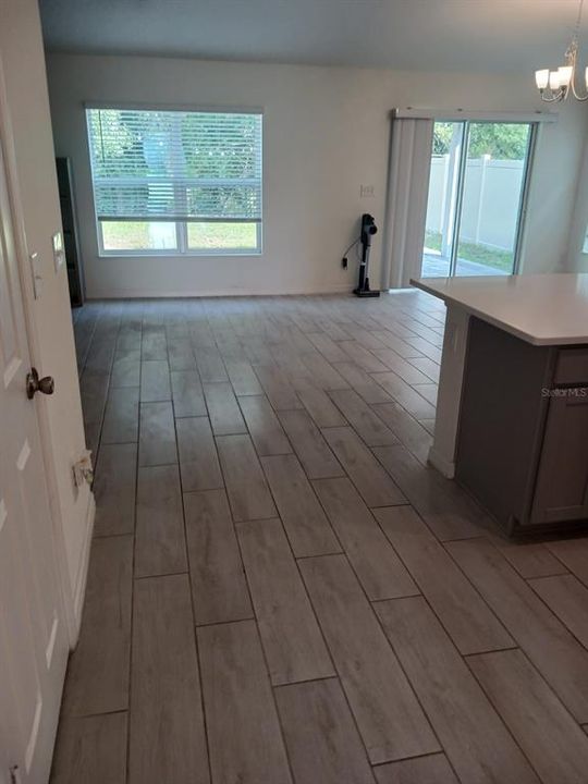 Activo con contrato: $2,700 (4 camas, 2 baños, 1707 Pies cuadrados)