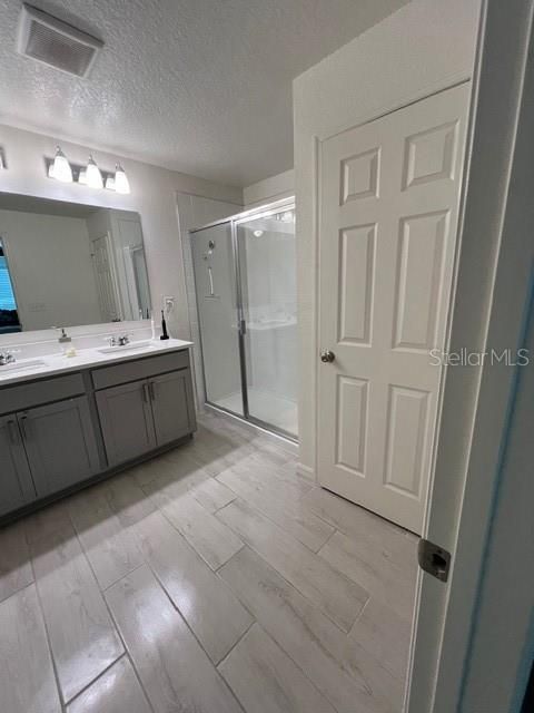 Activo con contrato: $2,700 (4 camas, 2 baños, 1707 Pies cuadrados)