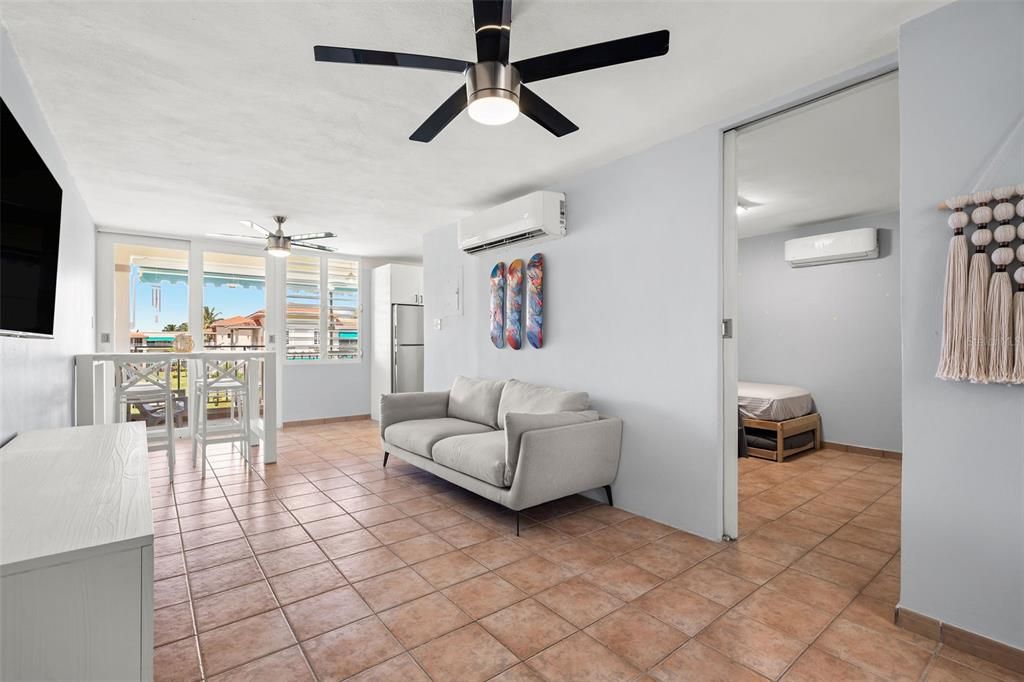 For Sale: $449,000 (2 beds, 2 baths, 925.25 Square Feet)