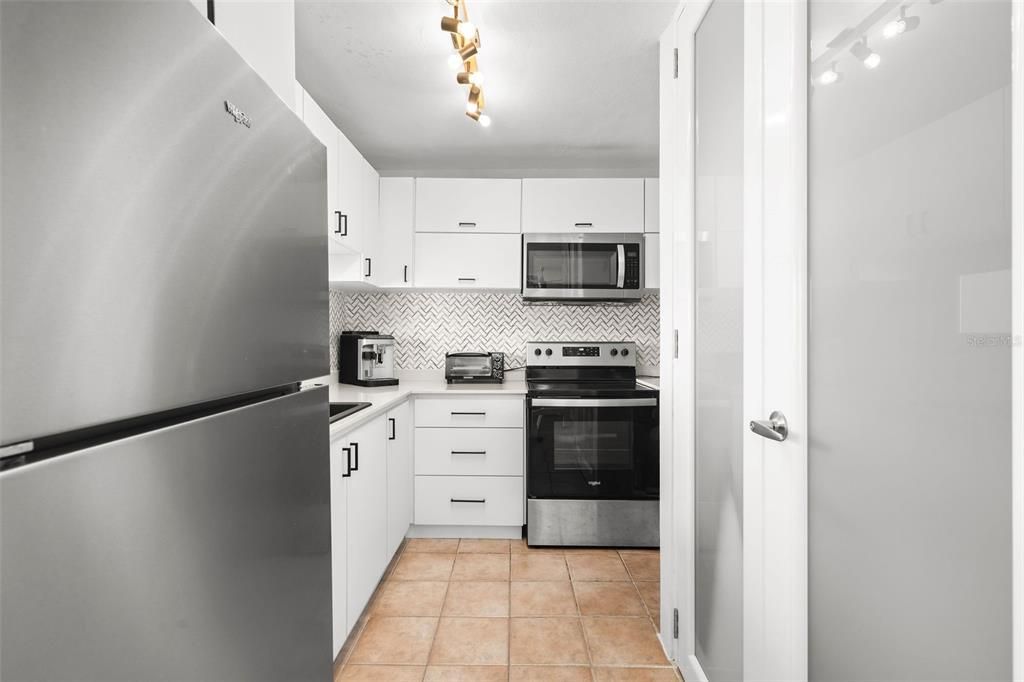 For Sale: $449,000 (2 beds, 2 baths, 925.25 Square Feet)