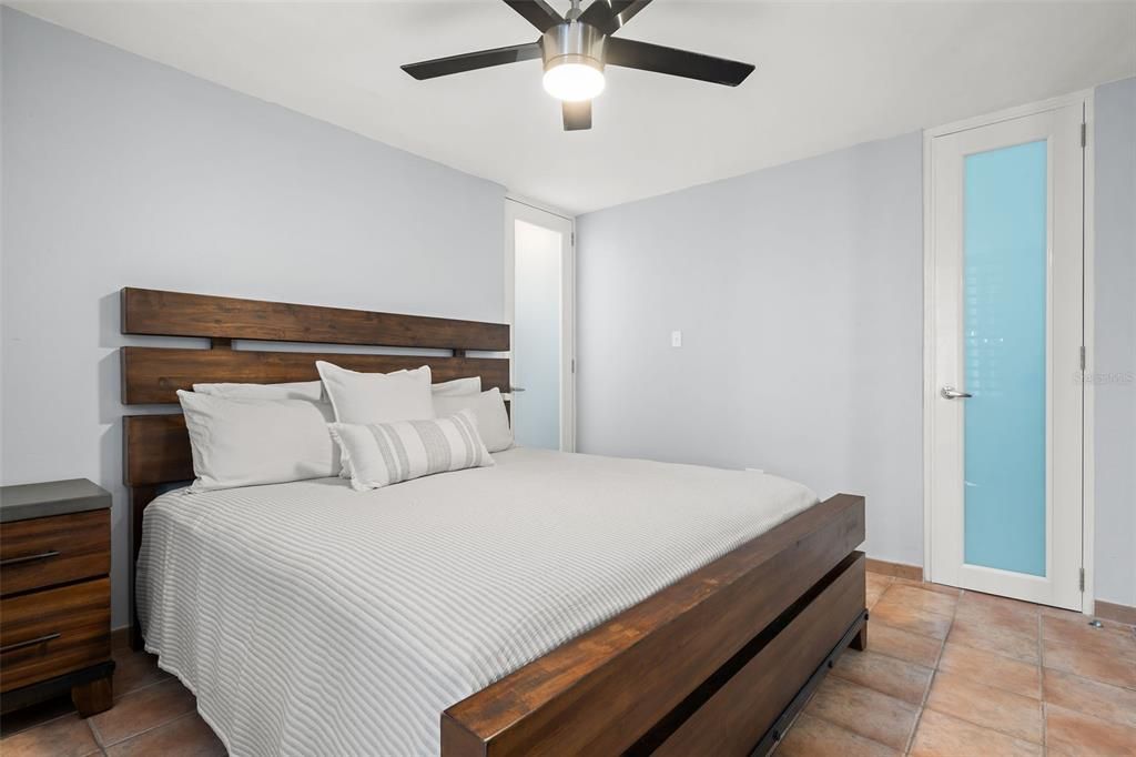 For Sale: $449,000 (2 beds, 2 baths, 925.25 Square Feet)