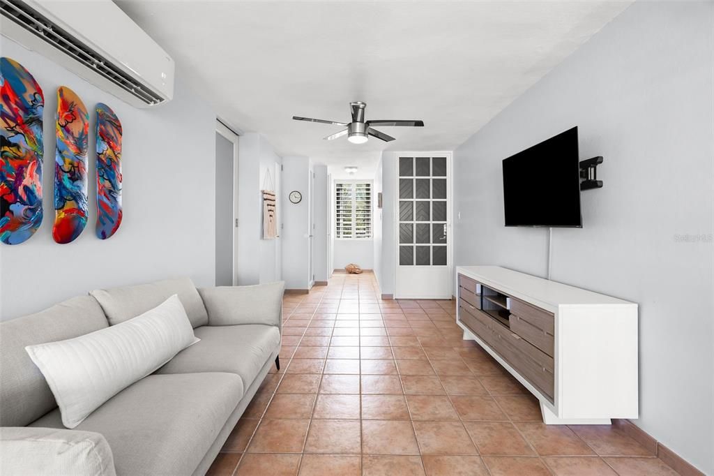 For Sale: $449,000 (2 beds, 2 baths, 925.25 Square Feet)