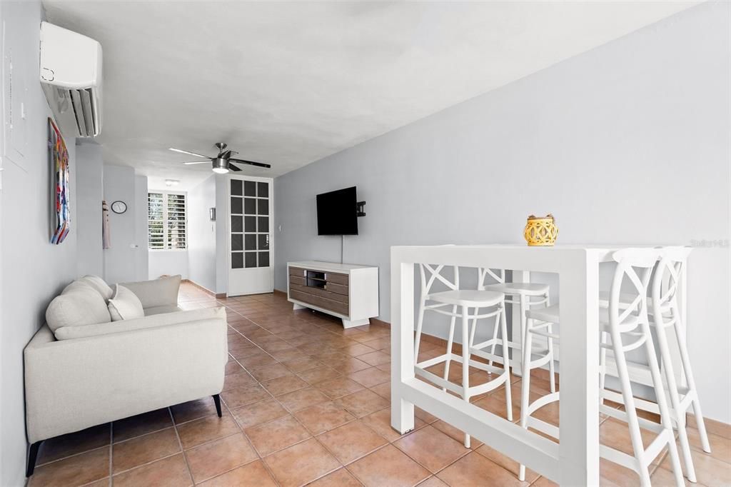 For Sale: $449,000 (2 beds, 2 baths, 925.25 Square Feet)