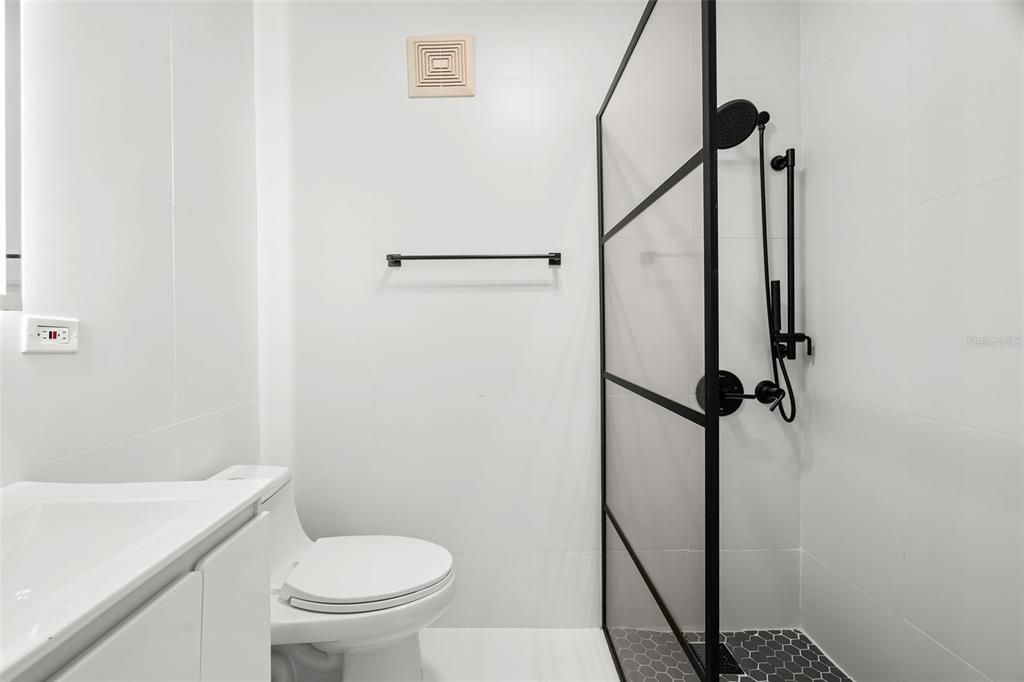 For Sale: $449,000 (2 beds, 2 baths, 925.25 Square Feet)