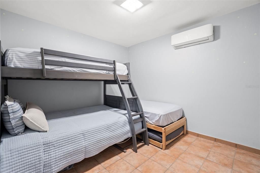 For Sale: $449,000 (2 beds, 2 baths, 925.25 Square Feet)