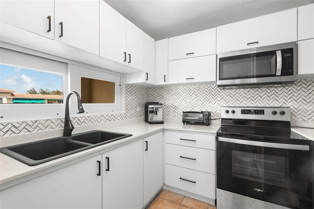 For Sale: $449,000 (2 beds, 2 baths, 925.25 Square Feet)