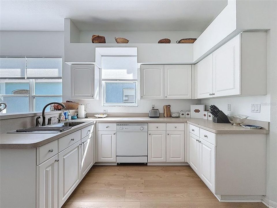 Active With Contract: $315,000 (3 beds, 2 baths, 1854 Square Feet)