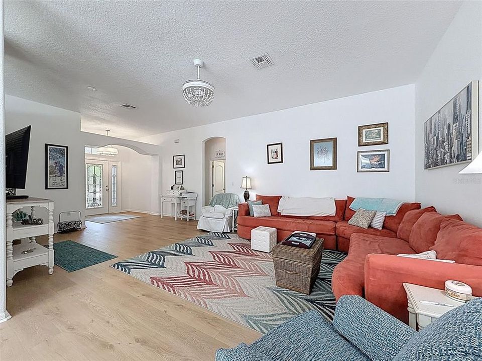 Active With Contract: $315,000 (3 beds, 2 baths, 1854 Square Feet)