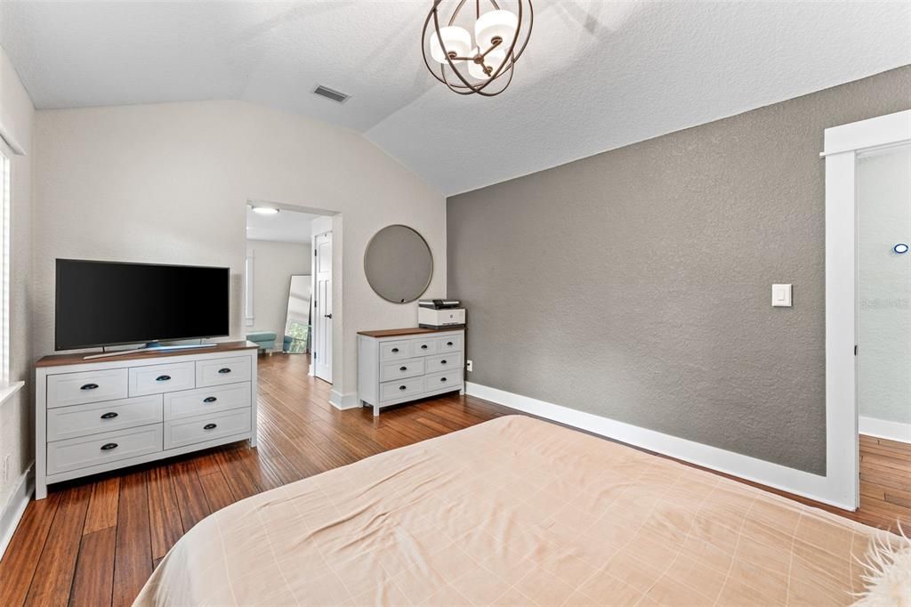 For Sale: $559,000 (2 beds, 1 baths, 1436 Square Feet)