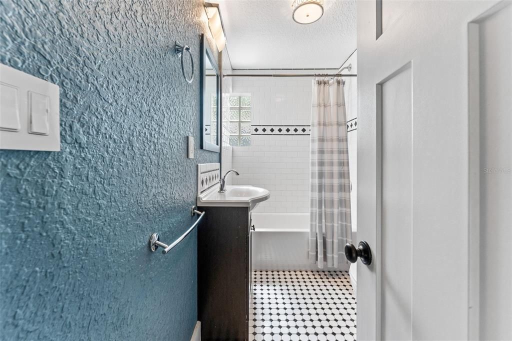 For Sale: $559,000 (2 beds, 1 baths, 1436 Square Feet)
