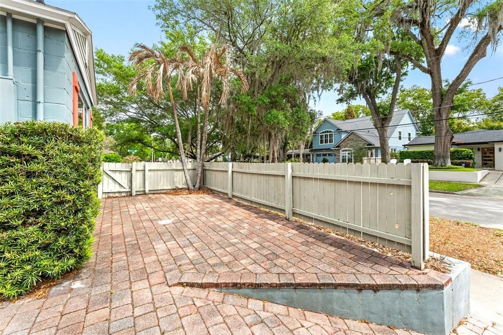 For Sale: $559,000 (2 beds, 1 baths, 1436 Square Feet)