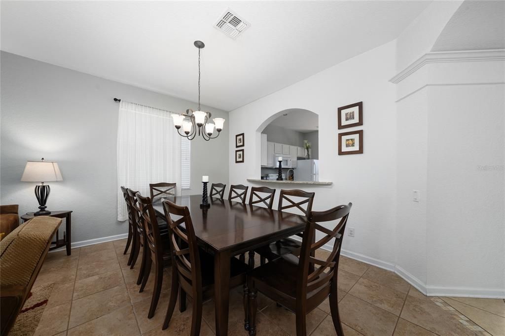 Activo con contrato: $699,000 (6 camas, 4 baños, 2812 Pies cuadrados)