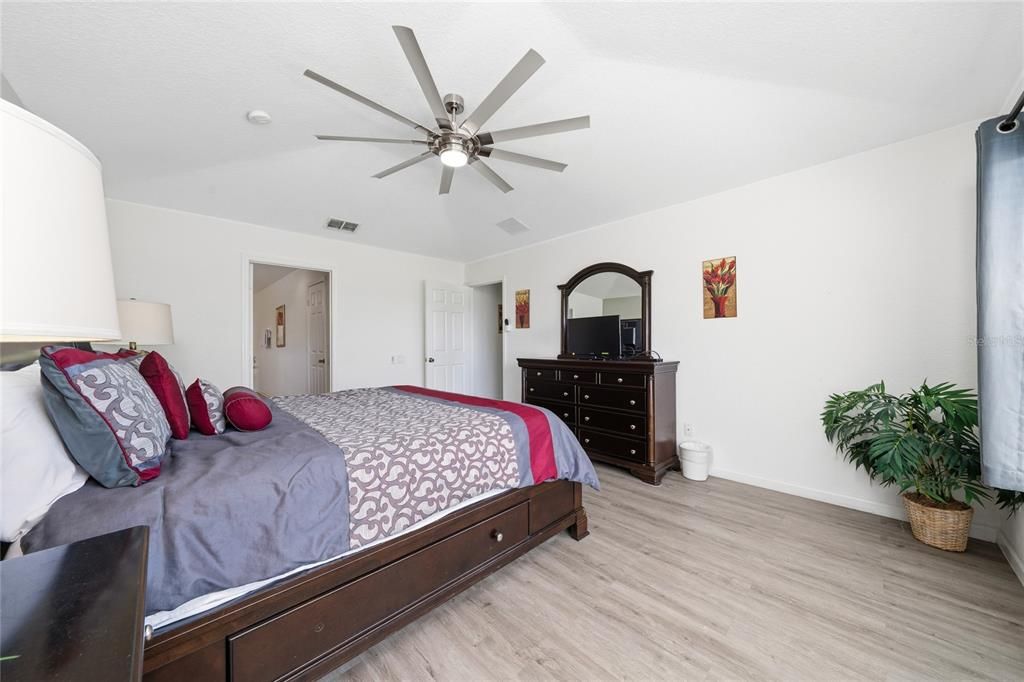 Activo con contrato: $699,000 (6 camas, 4 baños, 2812 Pies cuadrados)