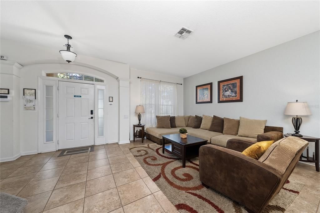 Activo con contrato: $699,000 (6 camas, 4 baños, 2812 Pies cuadrados)