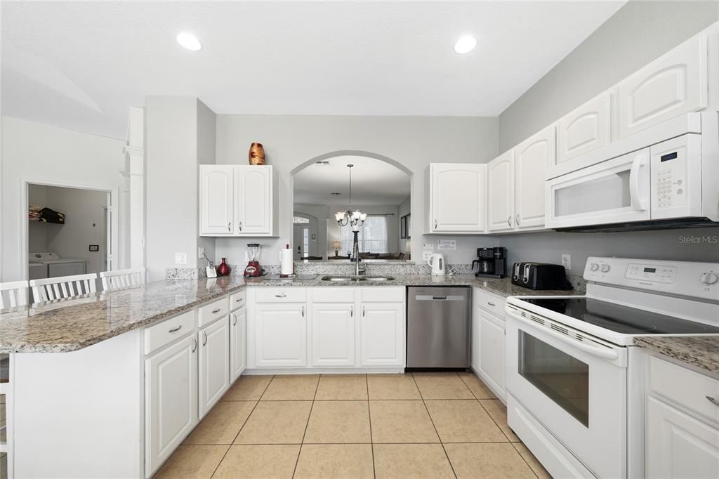 Activo con contrato: $699,000 (6 camas, 4 baños, 2812 Pies cuadrados)