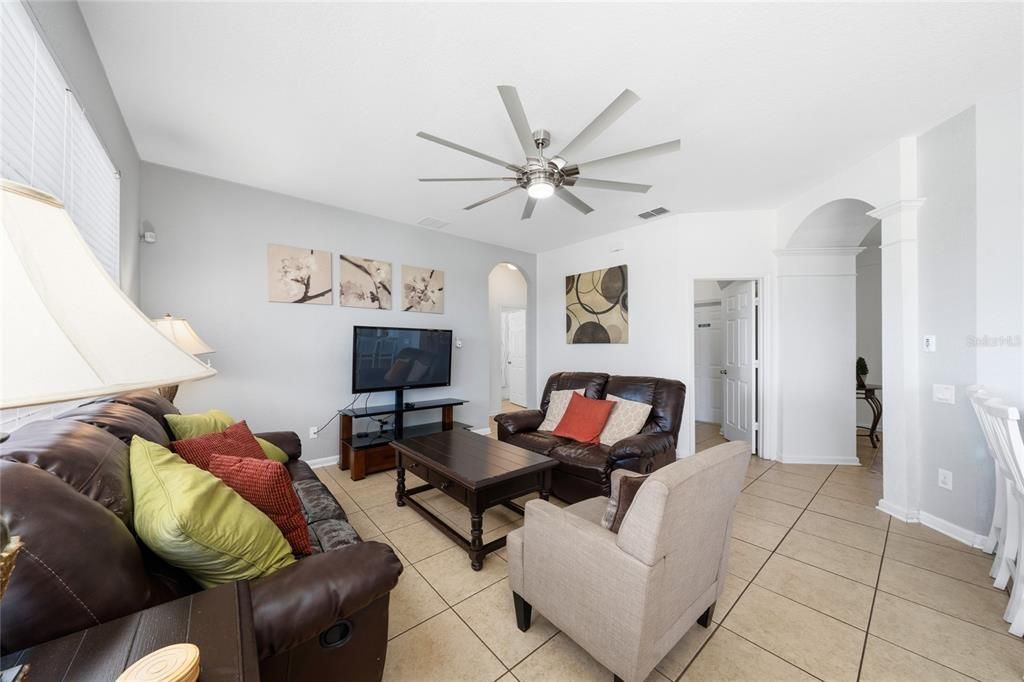 Activo con contrato: $699,000 (6 camas, 4 baños, 2812 Pies cuadrados)