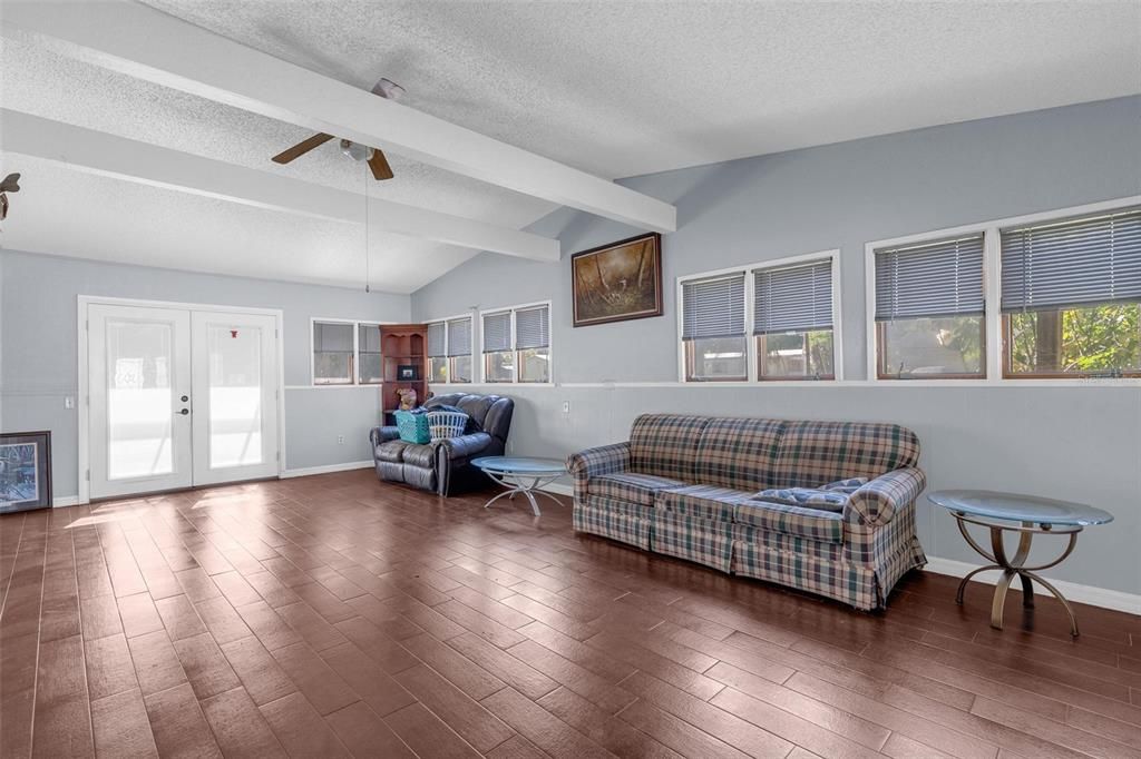 For Sale: $249,000 (3 beds, 1 baths, 2006 Square Feet)