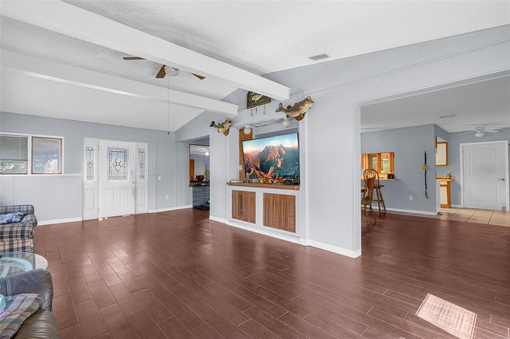 For Sale: $249,000 (3 beds, 1 baths, 2006 Square Feet)