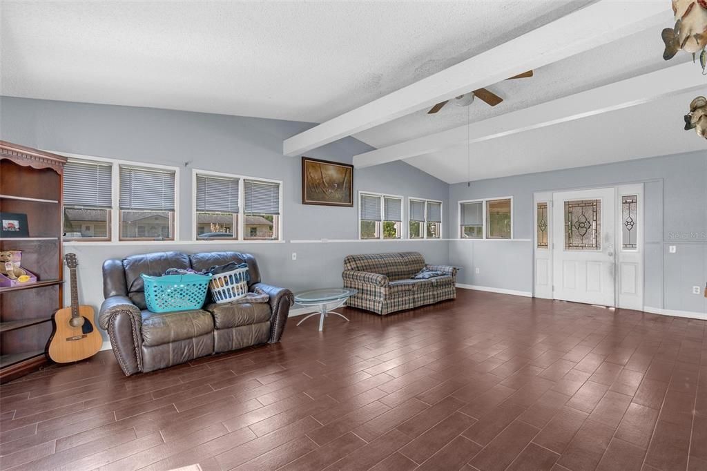For Sale: $249,000 (3 beds, 1 baths, 2006 Square Feet)